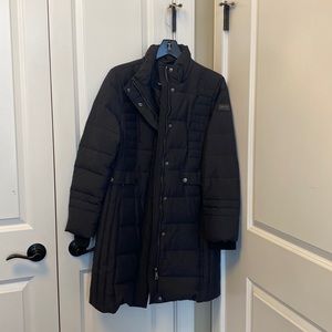 New with out tags Women’s size M Black long puffer jacket